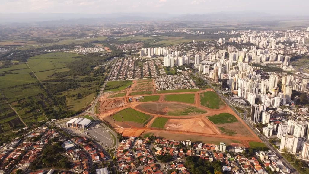 Vista aérea das obras do Parque Una junto à malha urbana